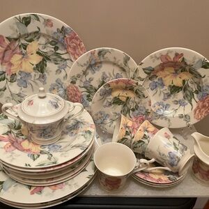 Oscar de la Renta. "English Tapestry" pattern. Dinner set